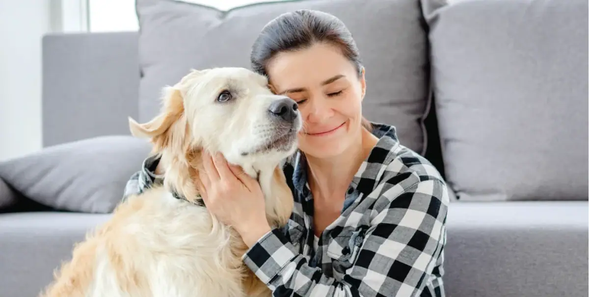 Persona compartiendo un momento con su perro en casa
